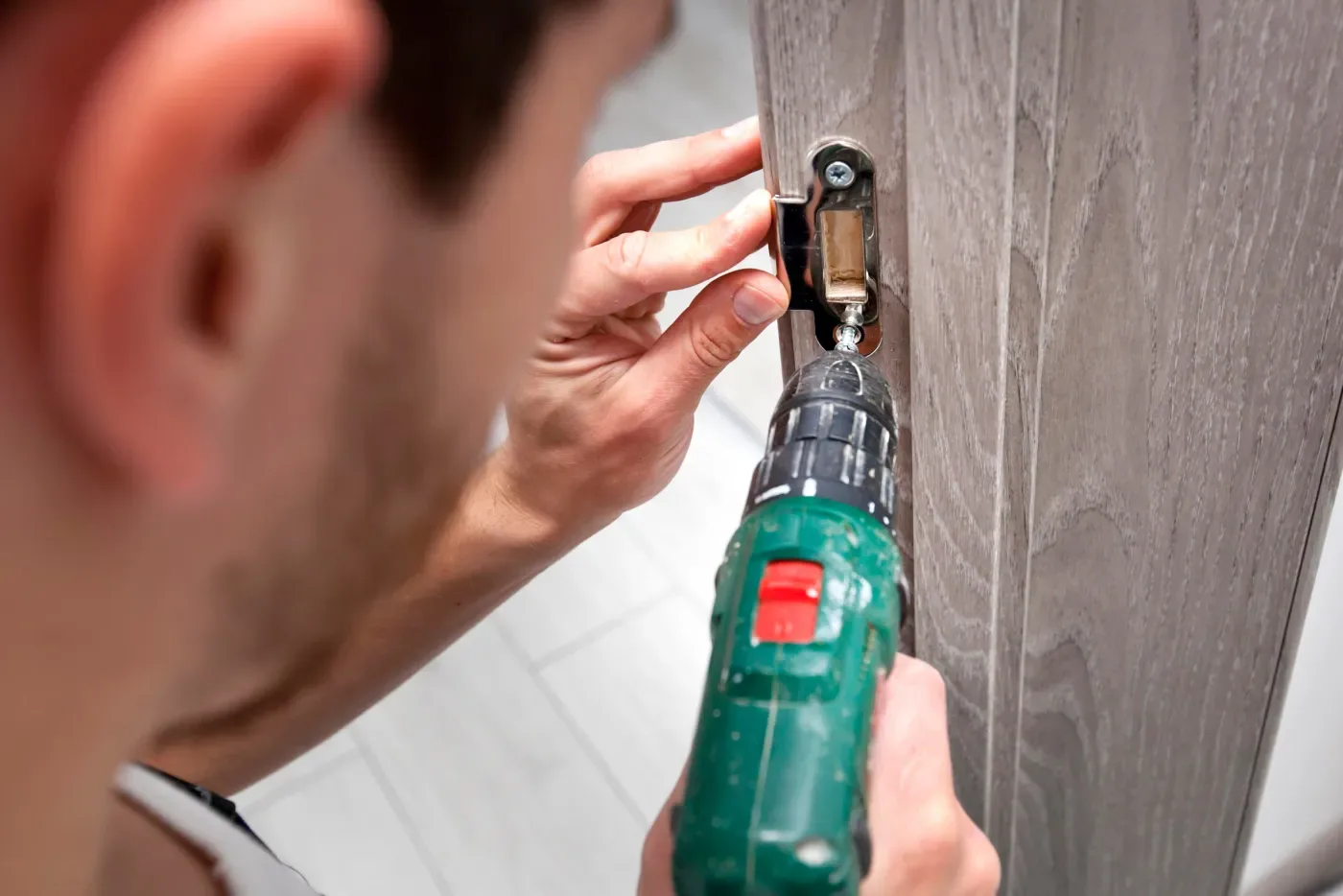 Métallier soudant un ouvrage acier en atelier pour un chantier du 77
